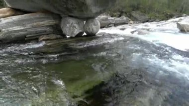 İsviçre 'deki saf Verzaska nehrinin akıntılarında akan sular..