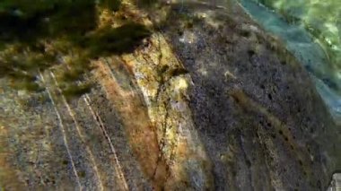 Su taşı keskinleştirir.