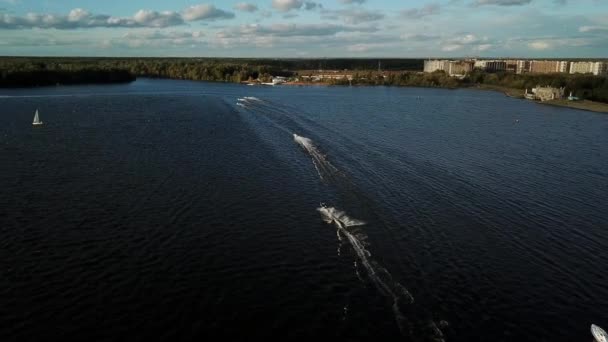 Egy gyors iramú verseny a Moszkva folyó körül.. — Stock videók