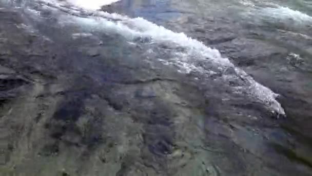 Rauschendes Wasser in Stromschnellen des bergreinen Flusses Verzaska in der Schweiz. — Stockvideo