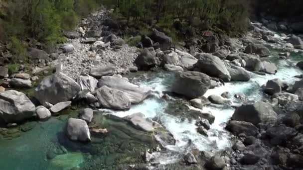 Azurová tyrkysová voda z horské řeky Verzaska ve Švýcarsku. — Stock video