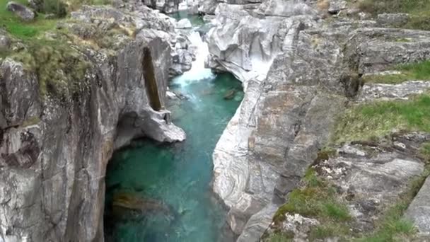 Azure turkos vatten i bergsfloden Verzaska i Schweiz. — Stockvideo