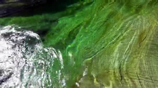 L'eau aiguise une pierre — Video