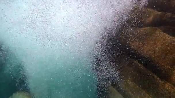 Vízzel borított kelések és buborékok a Verzaska hegyi tiszta folyó gyorsan folyó vizeinek víz alatt. — Stock videók