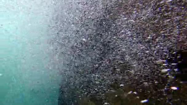 Вода бурлила нарывами и пузырьками под водой быстротекущих вод горной чистой реки Верзаска. — стоковое видео