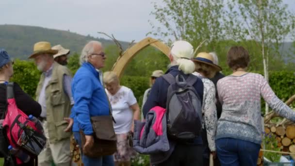 Натовп людей на виставці для любителів садівництва, ландшафтного дизайну RHS Malvern Hills. — стокове відео