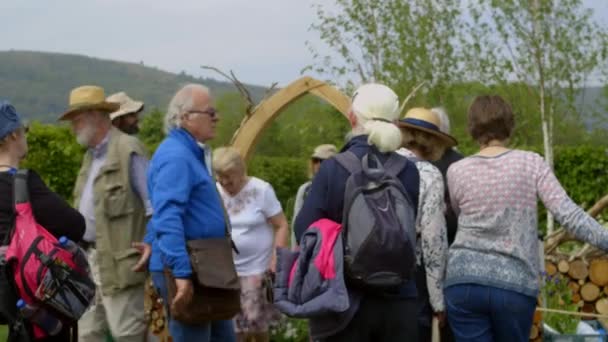 Толпа людей на выставке для любителей садоводства, ландшафтного дизайна RHS Malvern Hills. — стоковое видео