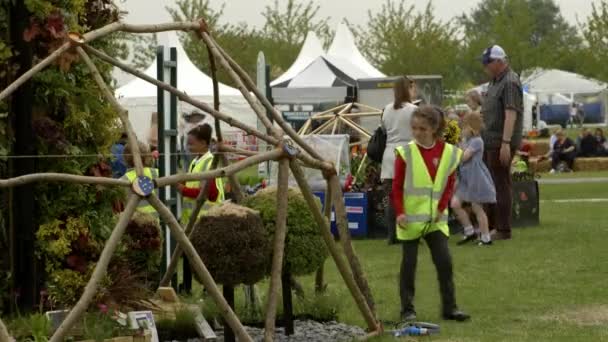 Multidão de pessoas em exposição para os amantes da jardinagem, design de paisagem RHS Malvern Hills. — Vídeo de Stock