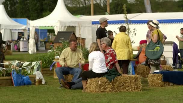 Uluslararası RHS Malvern Hills festivalindeki insanlar. — Stok video
