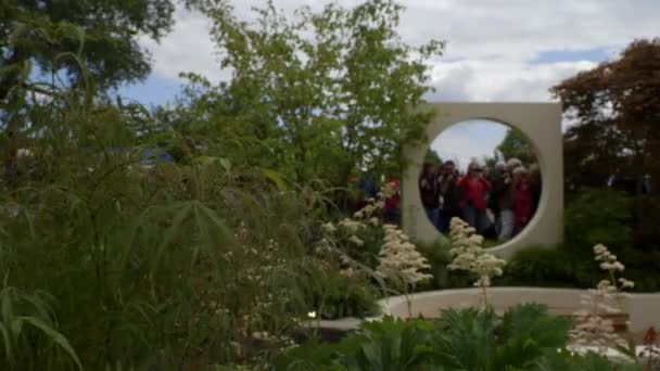 Element der Landschaftsgestaltung auf Frühlingsfest RHS Malvern Hills. — Stockvideo