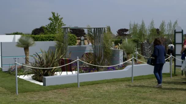 Zona de relajación como elemento de diseño paisajístico en el festival de primavera RHS Malvern Hills. — Vídeo de stock