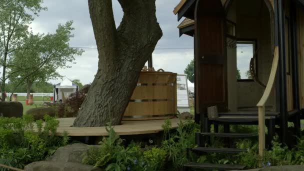 Casa vicino albero in primavera festival RHS Malvern Hills. — Video Stock