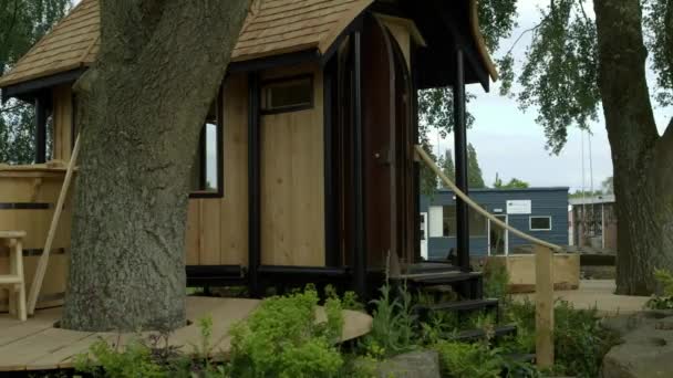 Maison près de l'arbre au festival de printemps RHS Malvern Hills. — Video