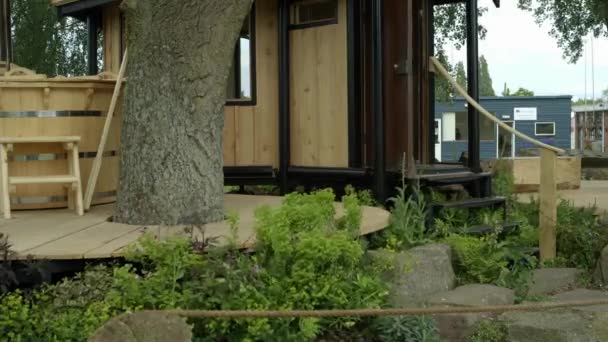 Casa privada de madera cerca del árbol en el festival de primavera RHS Malvern Hills. — Vídeos de Stock