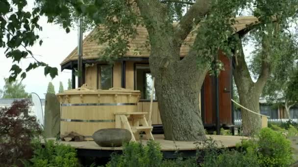 Ξύλινο ιδιωτικό σπίτι κοντά στο δέντρο. — Αρχείο Βίντεο