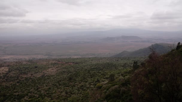 Ohromující pohled z vrcholku keňské hory. — Stock video