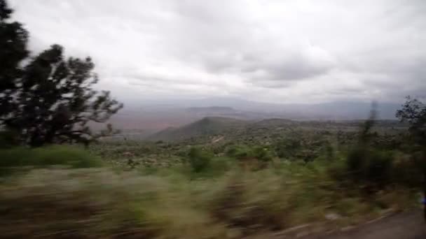 Um tiro de um vale queniano tirado de um carro em movimento. — Vídeo de Stock