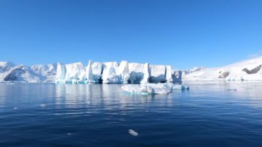 Antarktika 'daki eriyen buzuldan yüzen dev buzdağı.