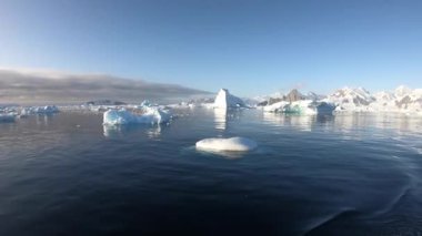 Antarktika 'daki eriyen buzuldan yüzen dev buzdağı.