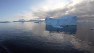 Antarktika 'daki eriyen buzuldan yüzen dev buzdağı.