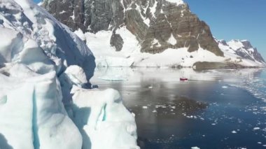 Antarktika 'daki karlı dağların ve buzlu kıyıların 4K Hava Sahası