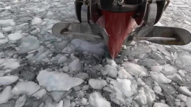 Ein Eisbrecher schwimmt durch eisiges Wasser. — Stockvideo