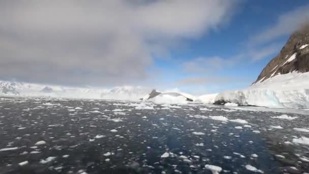 Een tijdspanne van een roeiboot zwemmend door het water. — Stockvideo