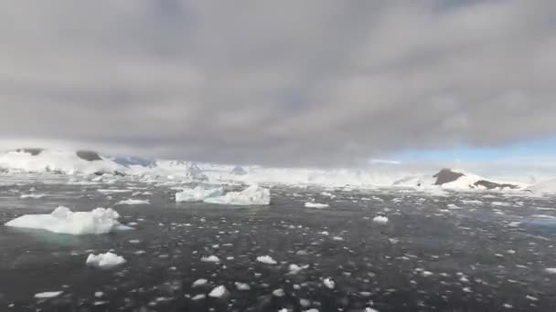 Un timelapse di una barca a remi che nuota attraverso l'acqua. — Video Stock