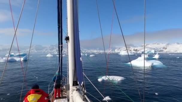 Iceberg flutuante gigante da geleira derretida na Antártida. — Vídeo de Stock