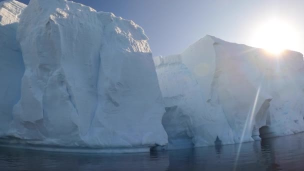 Reuzenijsberg uit smeltende gletsjer op Antarctica — Stockvideo