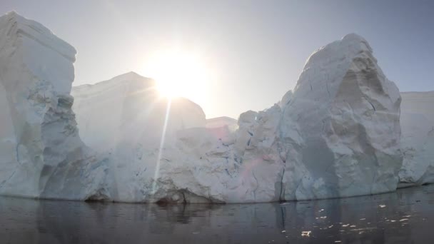 Jätteflytande isberg från smältande glaciär i Antarktis. — Stockvideo