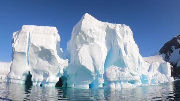 Iceberg flotante gigante del derretimiento del glaciar en la Antártida — Vídeos de Stock