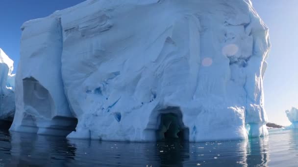 Jätteflytande isberg från smältande glaciär i Antarktis. — Stockvideo