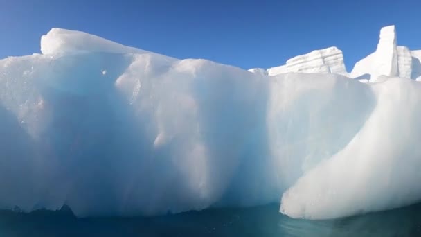 Reuzenijsberg uit smeltende gletsjer op Antarctica. — Stockvideo