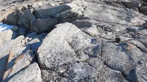 Un disparo saliendo de una ladera revelando una bahía. — Vídeos de Stock