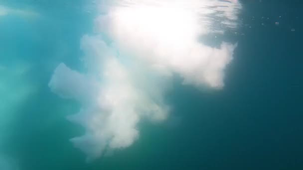 A spinning shot of iceberg underwater and over it. — Stock Video