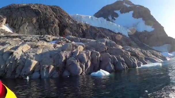 Выстрел вдоль берега Антарктической горы. — стоковое видео