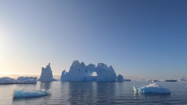 Reuzenijsberg uit smeltende gletsjer op Antarctica. — Stockvideo