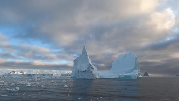 Iceberg géant flottant de la fonte des glaciers en Antarctique. — Video