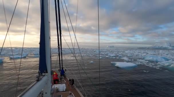 Iceberg flotante gigante del derretimiento del glaciar en la Antártida. — Vídeos de Stock