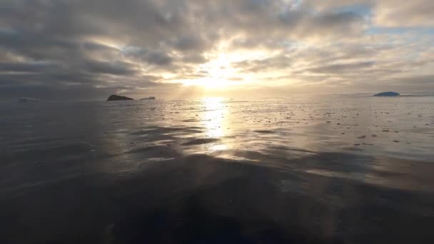 La puesta de sol frente a la costa de la Antártida. — Vídeo de stock