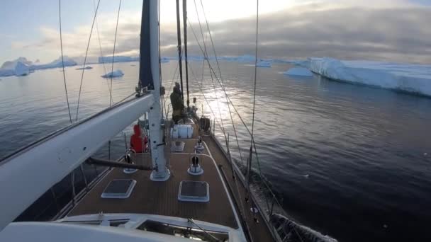 Iceberg flotante gigante del derretimiento del glaciar en la Antártida. — Vídeo de stock