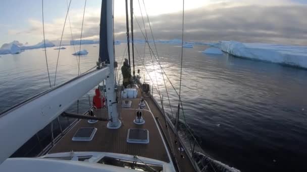 Iceberg flotante gigante del derretimiento del glaciar en la Antártida. — Vídeos de Stock