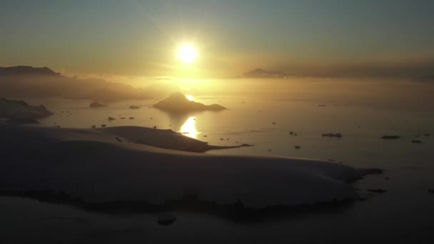 4K 남극의 눈덮인 산들 과 얼음으로 뒤덮인 해변 의육 상 경관 — 비디오