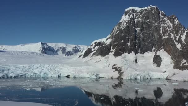 4K Paesaggio aereo di montagne innevate e spiagge ghiacciate in Antartide — Video Stock