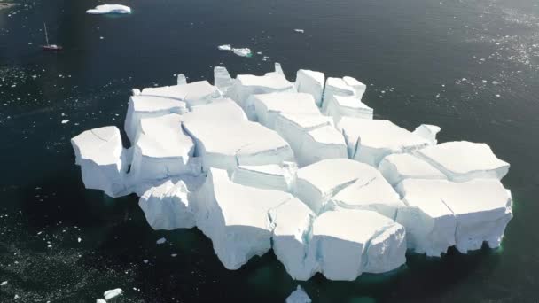 4K Krajobraz lotniczy zaśnieżonych gór i lodowatych wybrzeży na Antarktydzie — Wideo stockowe