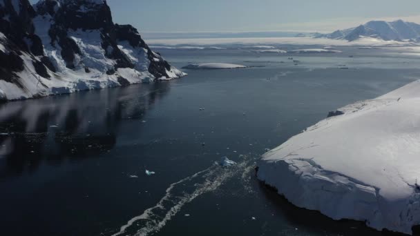 4K Antennlandskap med snöiga berg och isiga stränder i Antarktis — Stockvideo