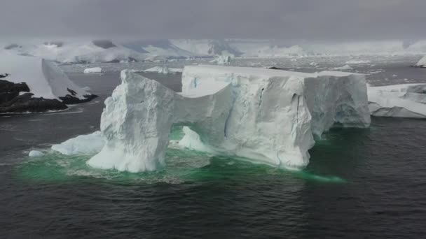 Глобальное потепление и изменение климата. Айсберги от таяния ледника в Антарктиде. — стоковое видео