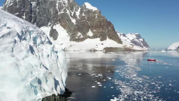 4K 남극의 눈덮인 산들 과 얼음으로 뒤덮인 해변 의육 상 경관 — 비디오