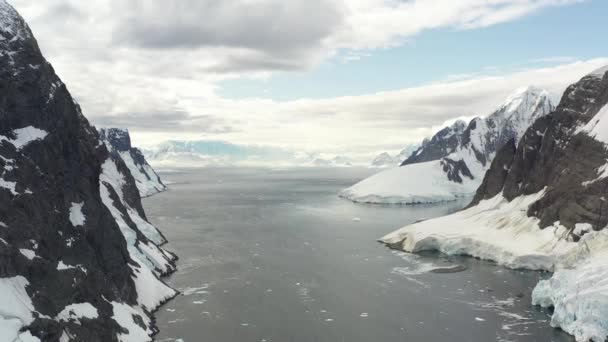 4K Aerial Landscape of snowy mountains and icy shores in Antarctica — Stock Video